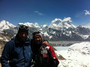 Doktor Stefan Flach mit Gokarna Rai in Nepal im Everest gebiet